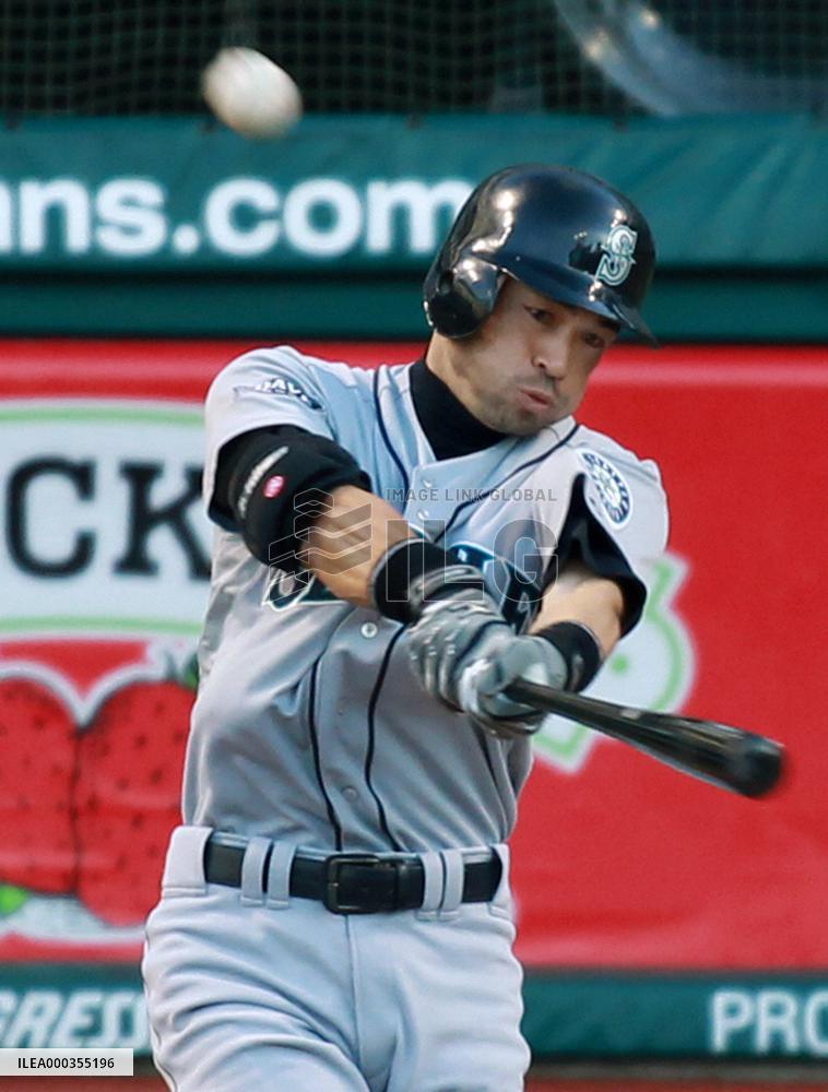 Ichiro cracks leadoff homer