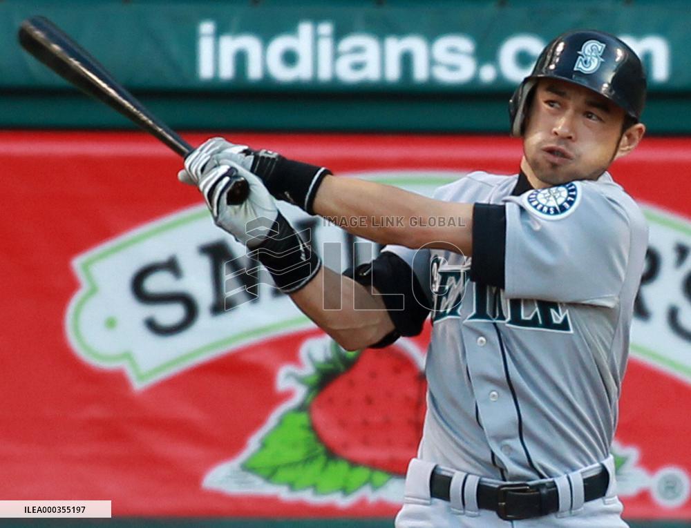 Ichiro cracks leadoff homer