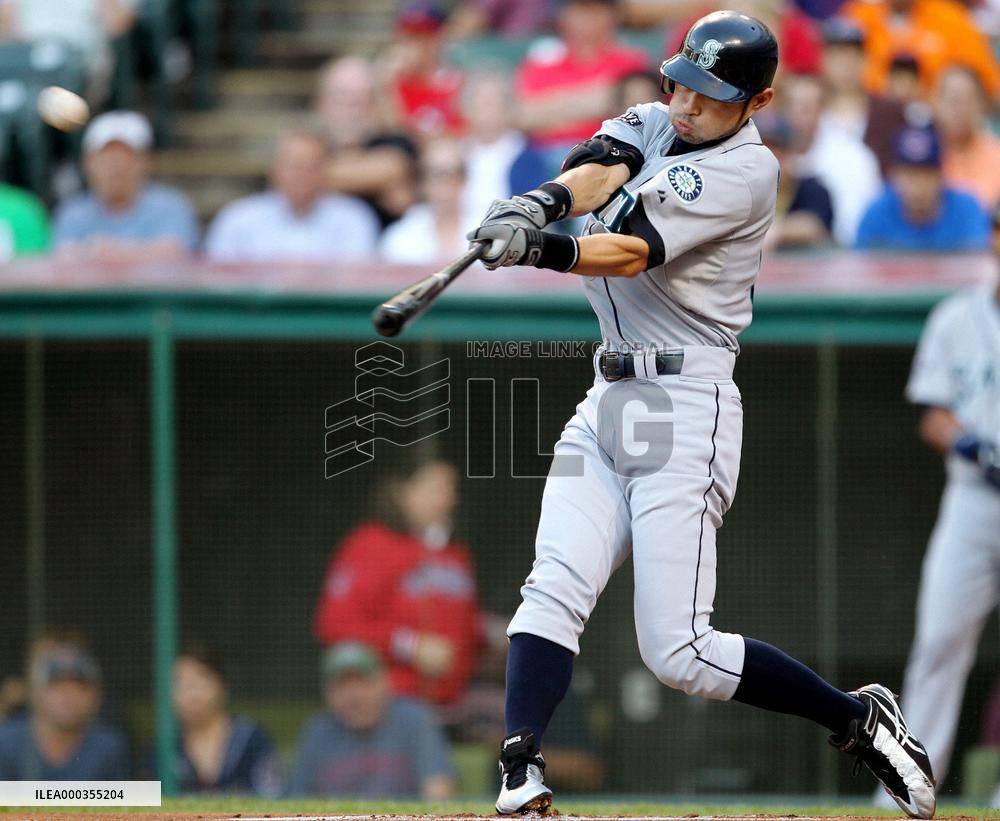 Ichiro cracks leadoff homer