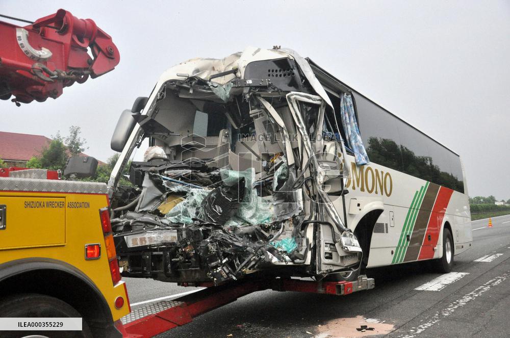 CORRECTED 27 injured in bus accident on express way