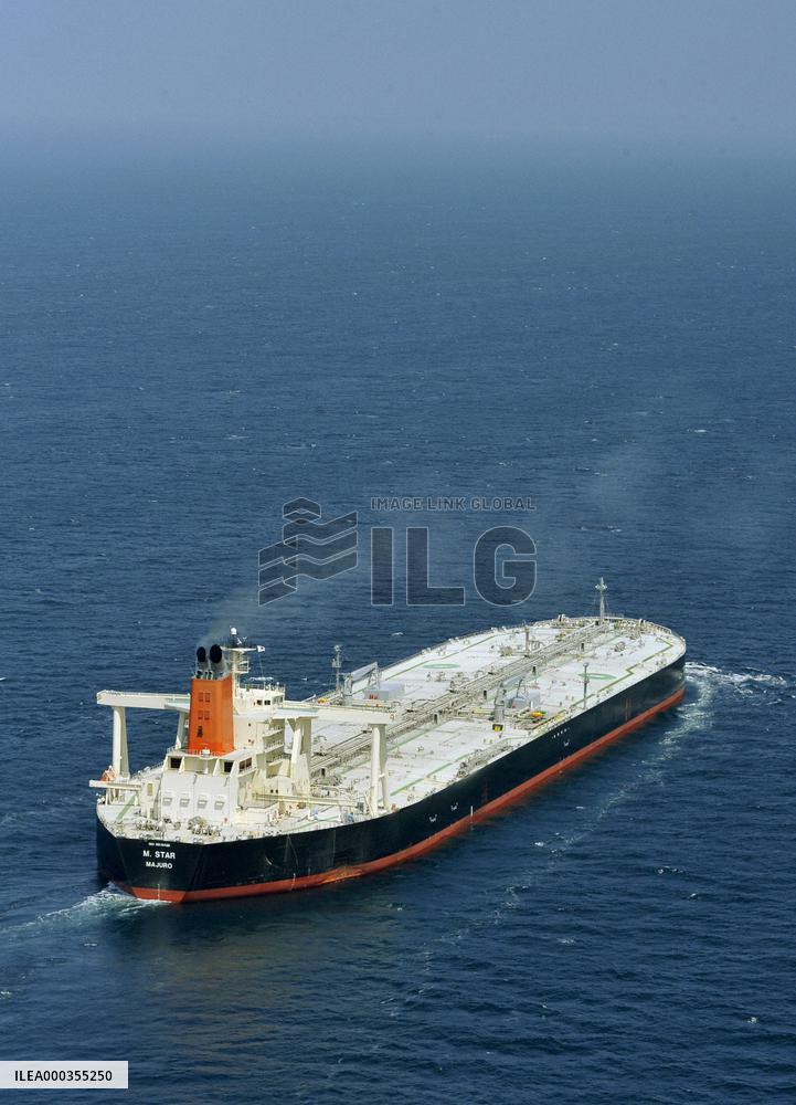 Damaged oil tanker heads to Tokyo