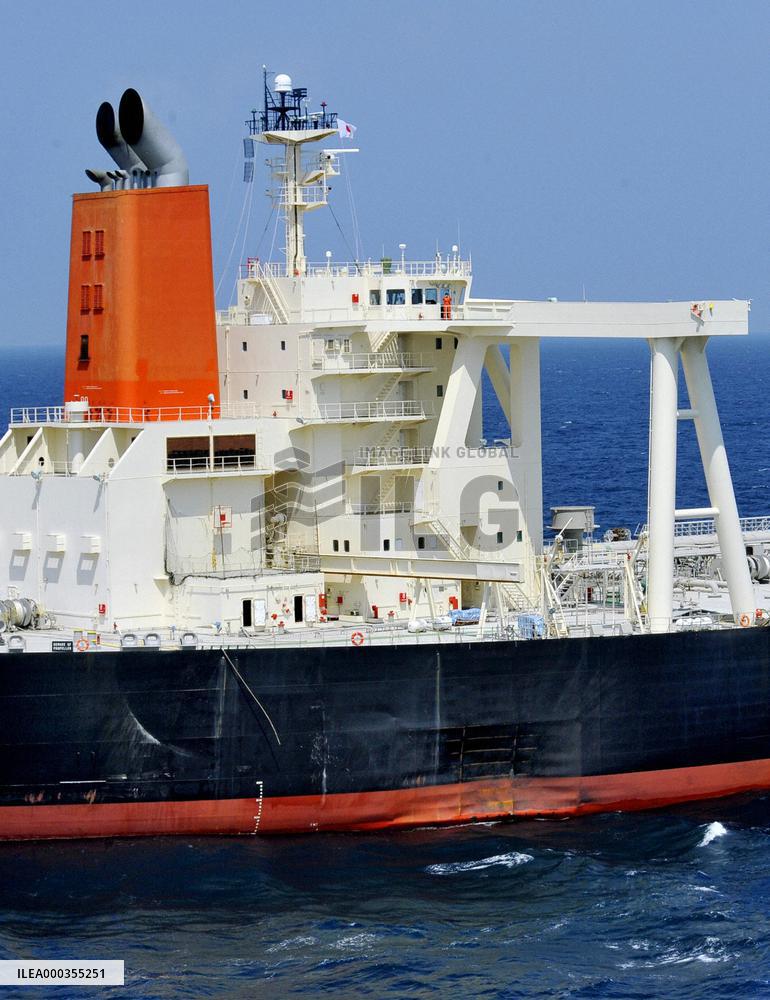 Damaged oil tanker heads to Tokyo