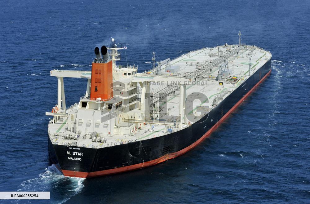 Damaged oil tanker heads to Tokyo