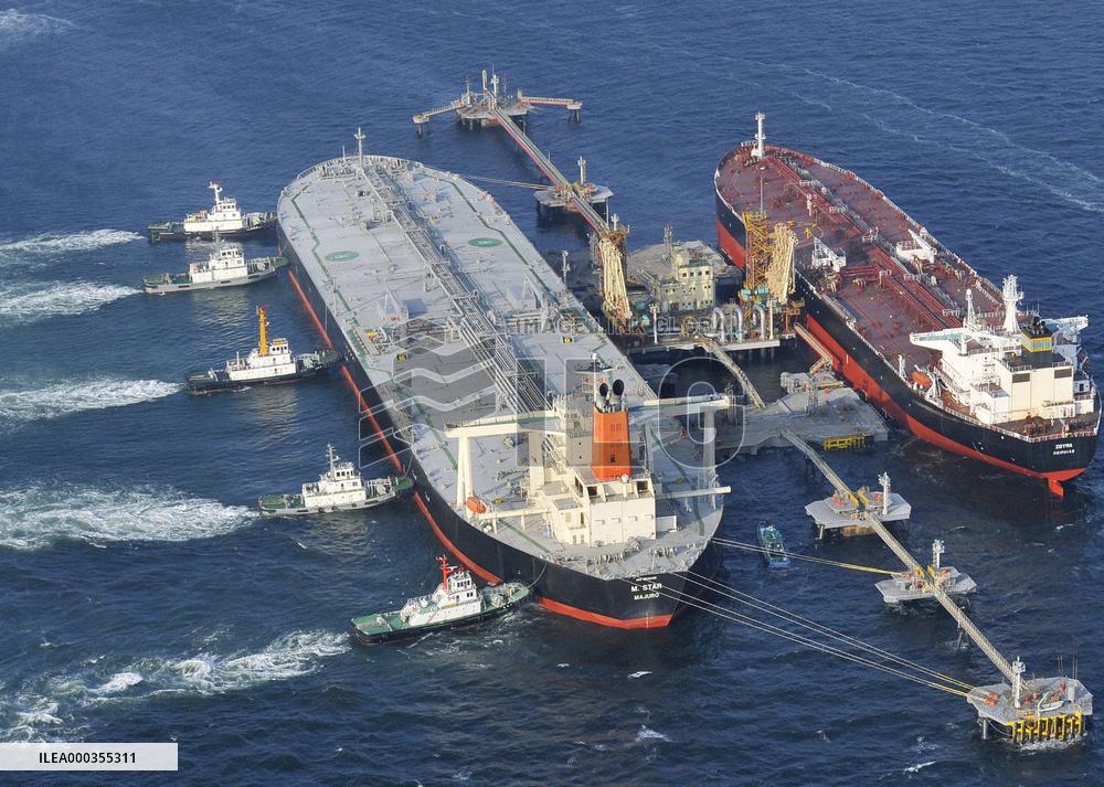 Damaged oil tanker arrives in Tokyo Bay