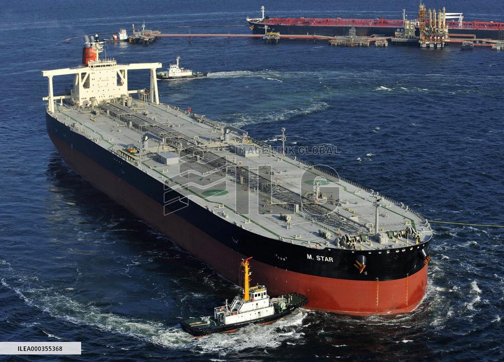 Damaged oil tanker leaves Tokyo Bay