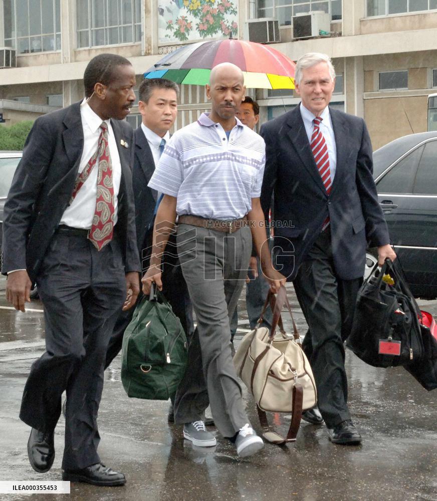 Carter leaves N. Korea with freed U.S. citizen