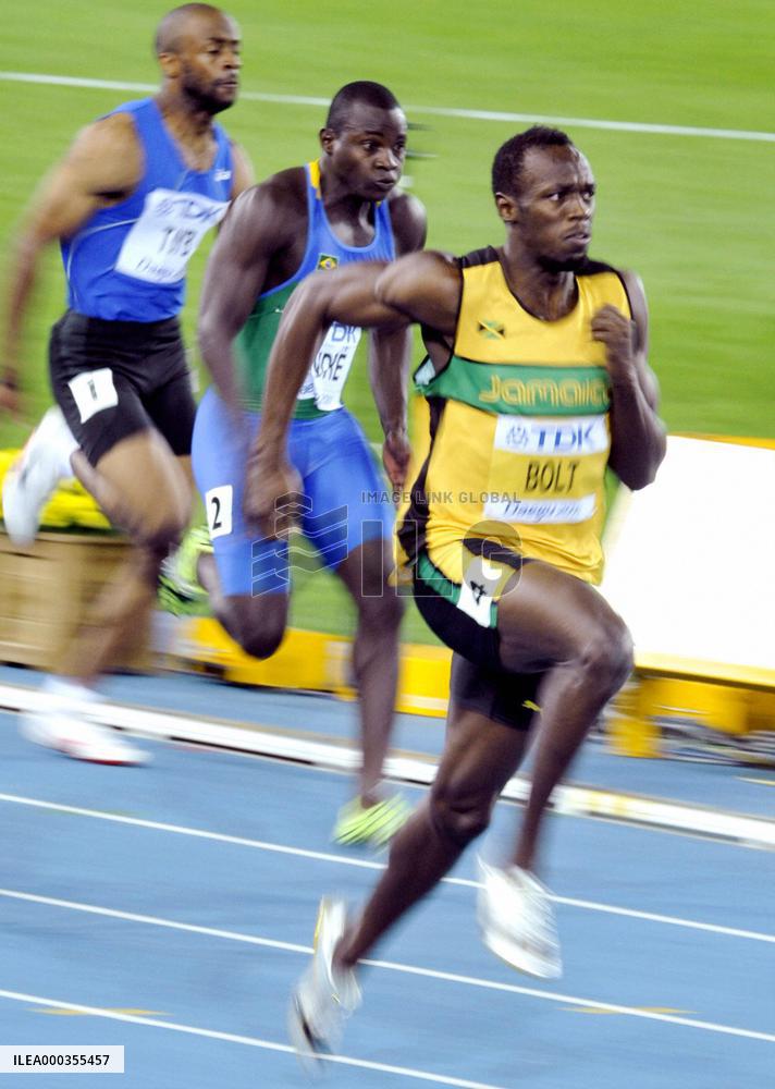 Bolt advances to 100m semifinals at worlds