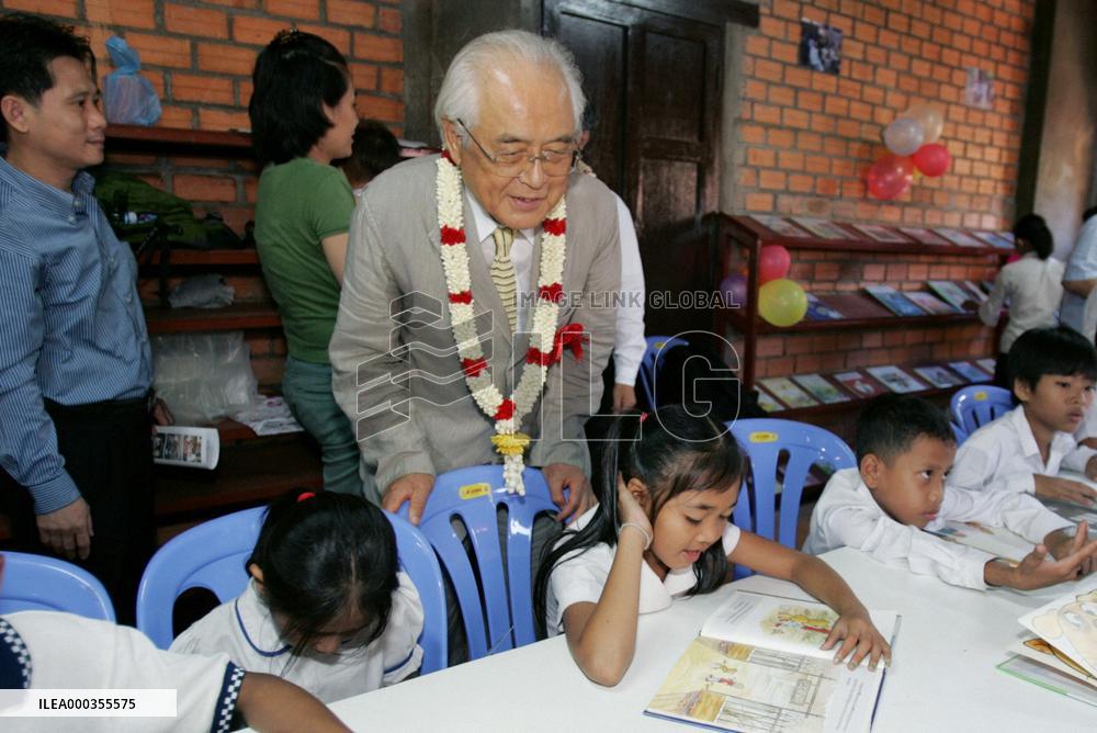Ex-Hiroshima mayor at Cambodia peace library