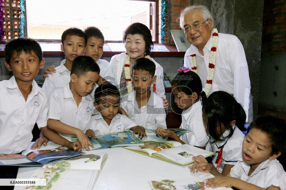 Ex-Hiroshima mayor at Cambodia peace library
