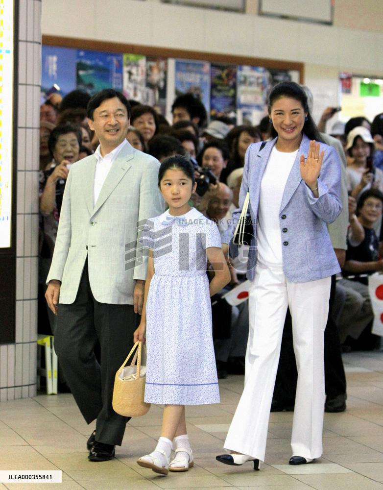 Crown prince's family arrives for vacation