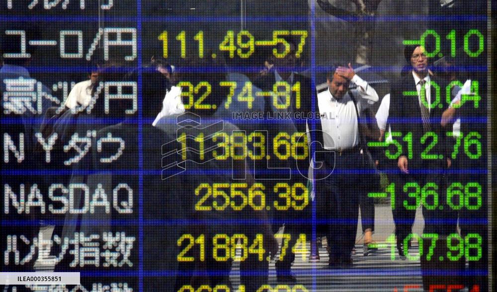 Dow tumbles more than 500 points