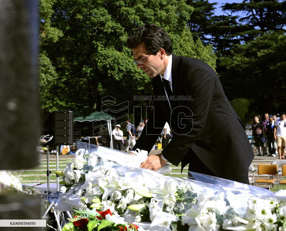 French envoy lays flowers at Nagasaki Peace Park