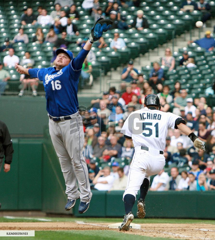 Ichiro has a pair of hits against Royals
