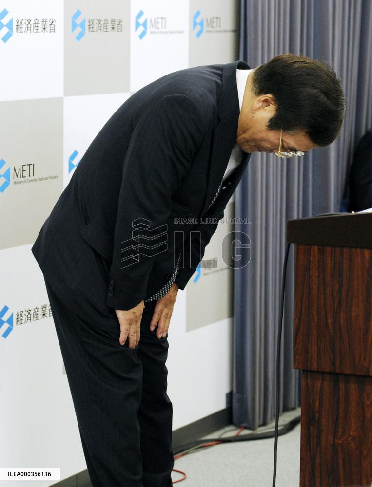 Industry minister Hachiro quits over gaffes