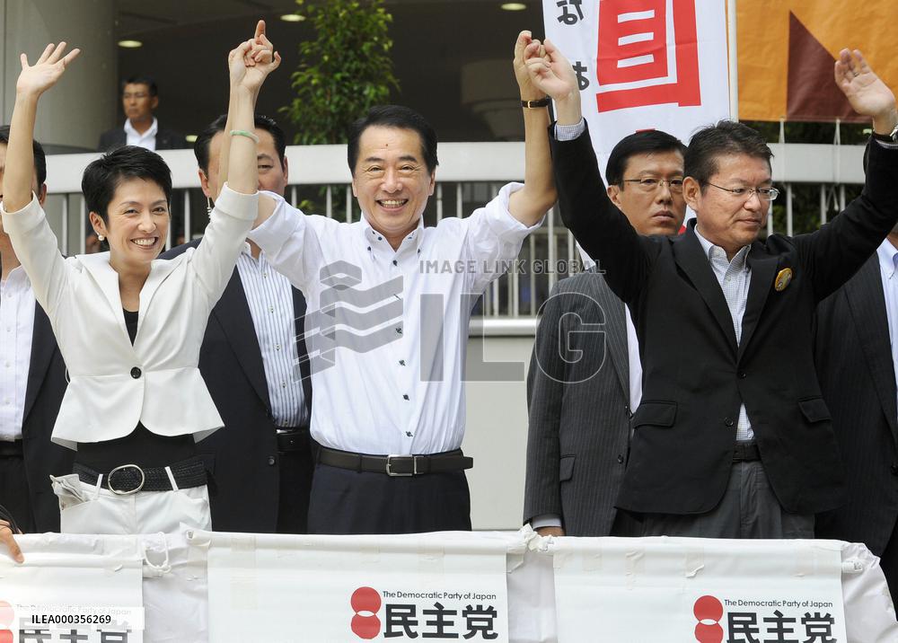 PM Kan takes to streets as DPJ leadership vote nears
