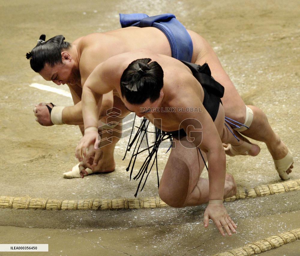 Homasho defeats Harumafuji