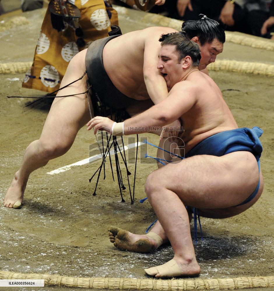 Mongolian yokozuna Hakuho wins 52 bouts in a row
