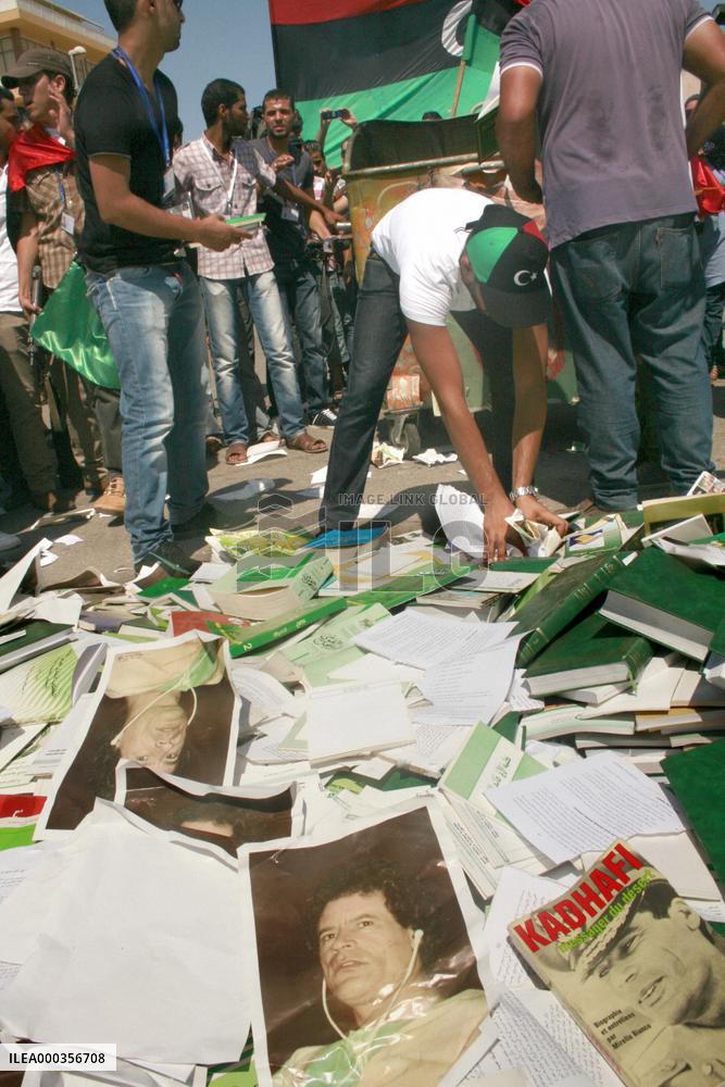 Students burn Gaddafi's books