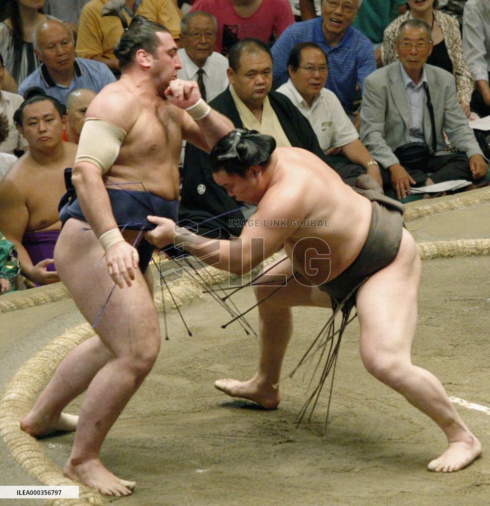 Hakuho beats Tochinoshin