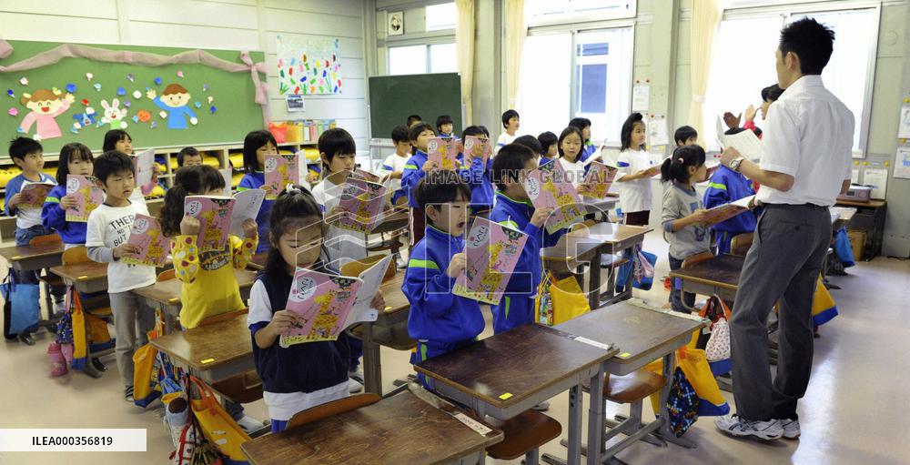 Quake-hit schools begin classes at temporary building