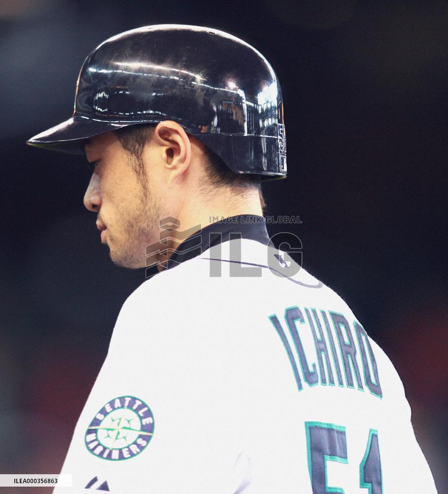 Ichiro goes hitless against Rangers