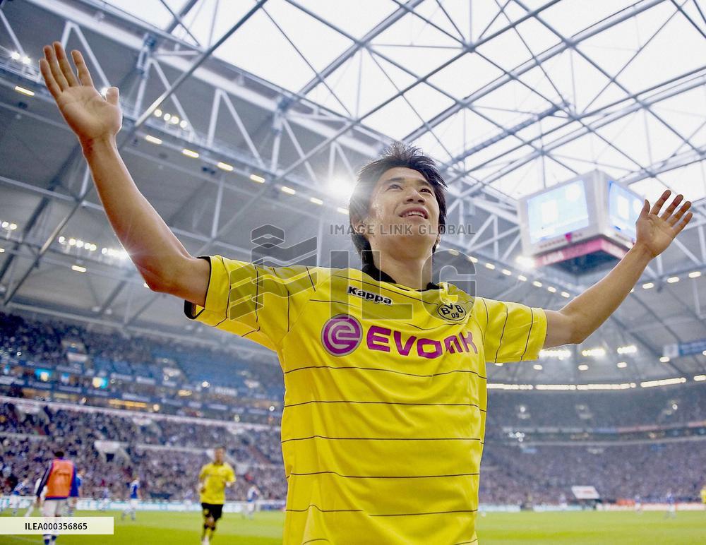 Dortmund's Kagawa shines against Schalke