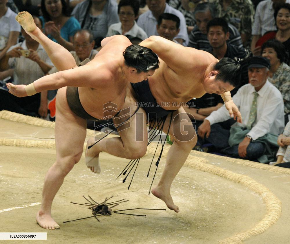 CORRECTED Hakuho joins exclusive 40 win club at Nagoya sumo