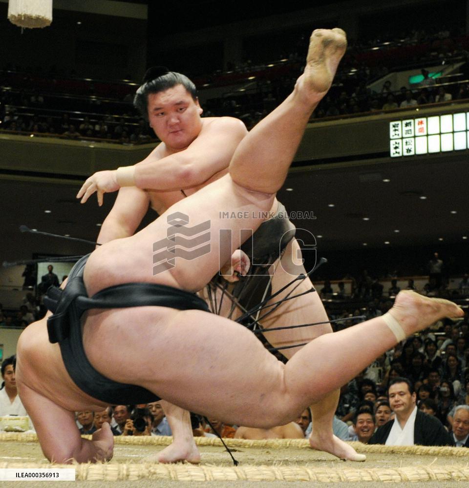 Hakuho unbeaten