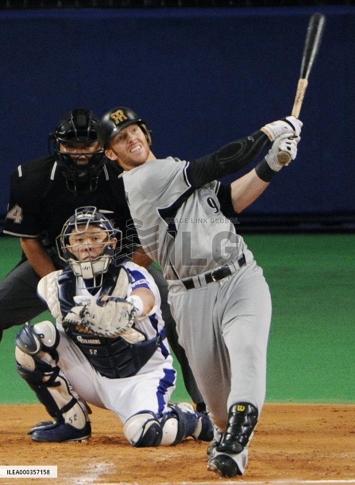 Murton reaches 200-hit mark in Japan