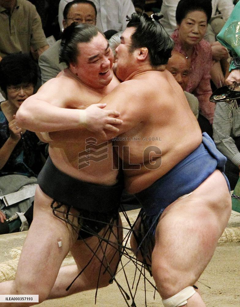 Kotoshogiku beats Harumafuji