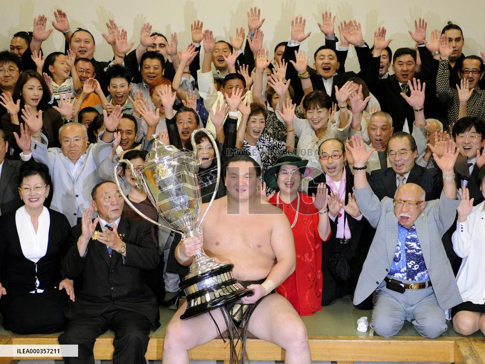 Hakuho wins 20th career title at autumn sumo