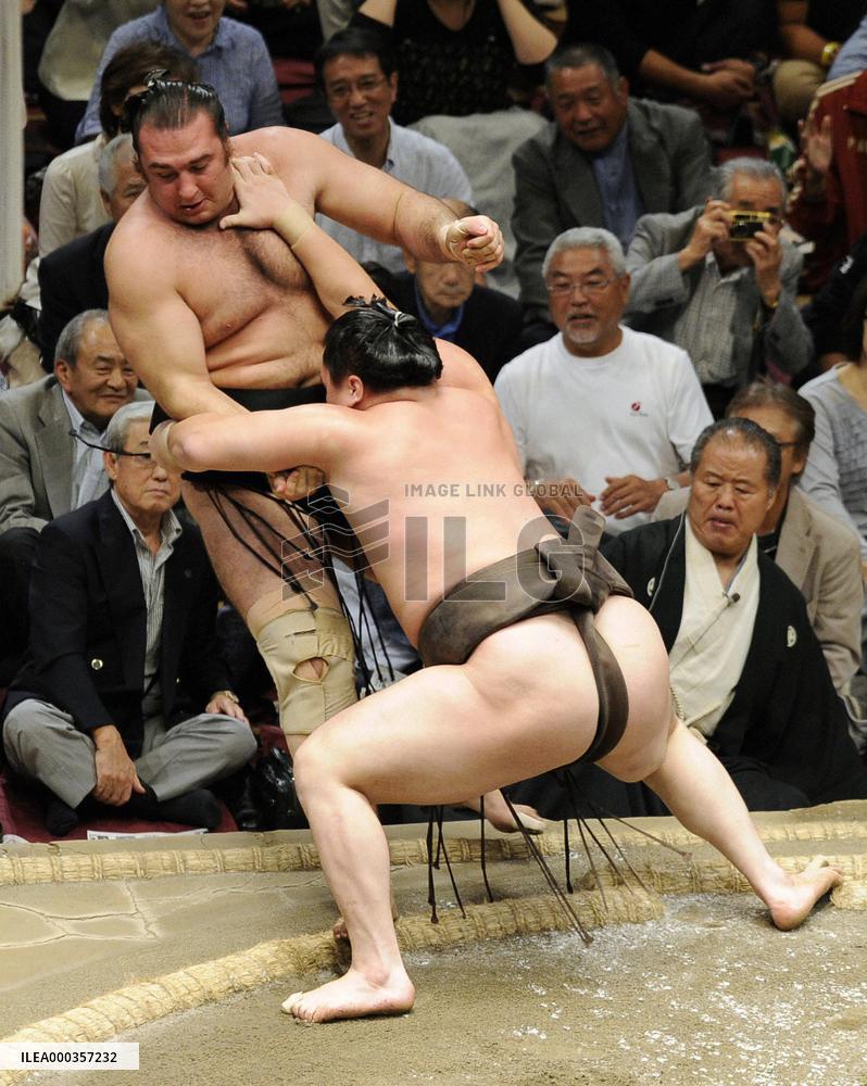 Hakuho secures 16th title, extends winning streak to 61