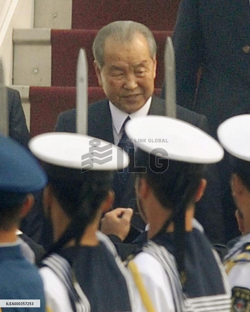 N. Korea premier visits China