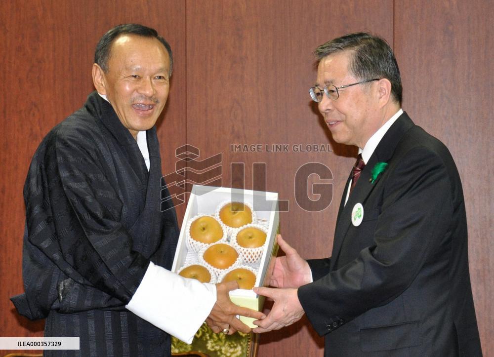 Bhutan PM Thinley visits Fukushima