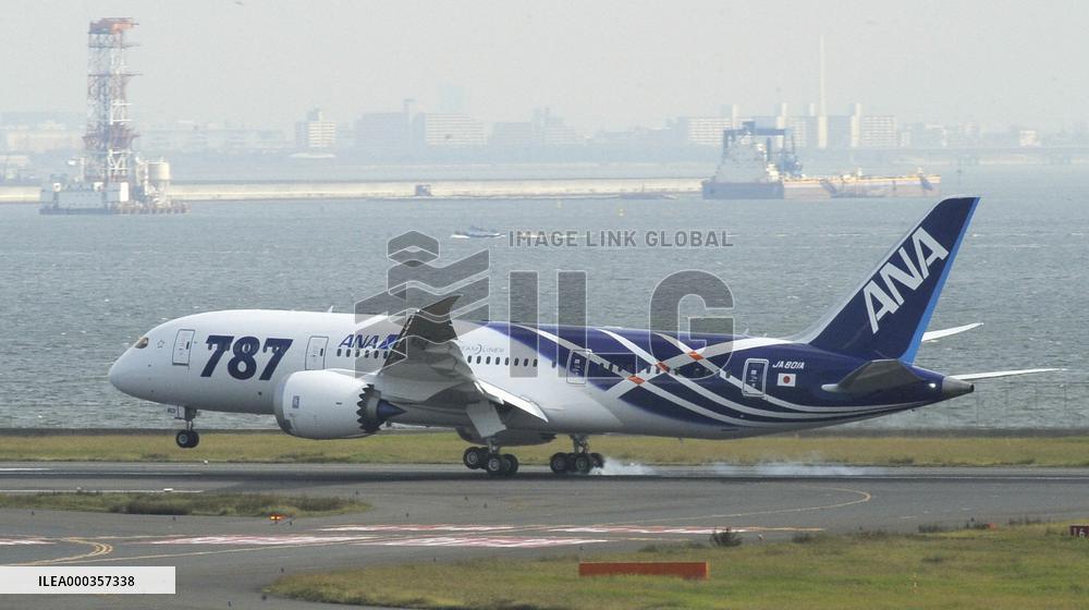 1st of ANA's Boeing 787 at Haneda