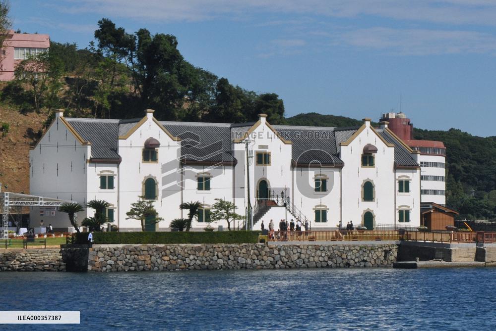 'Maiko' in Kyoto prepare for dance performance
