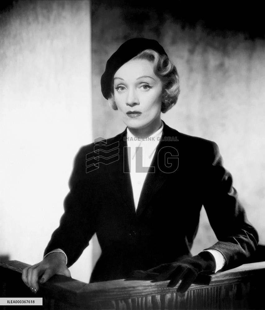 Elena Et Les Hommes film (1956)