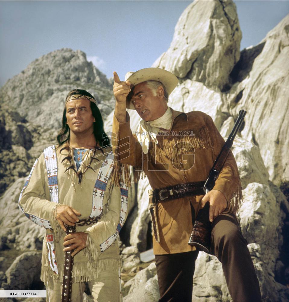 Amongst Vultures; Unter Geiern - film (1964)