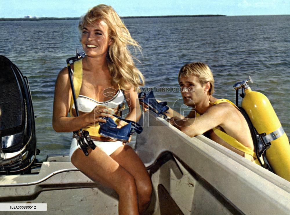 Around The World Under The Sea - film (1966)