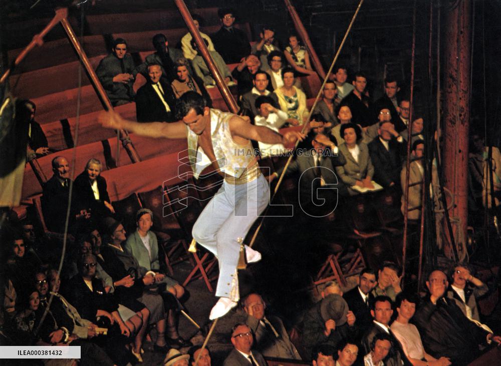 Rings Around The World - film (1966)