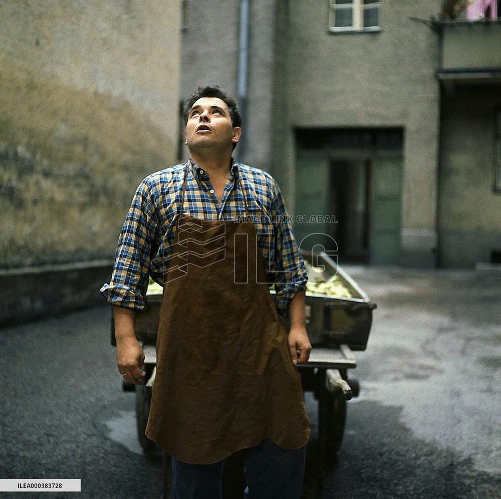 The Merchant Of Four Seasons (1972)