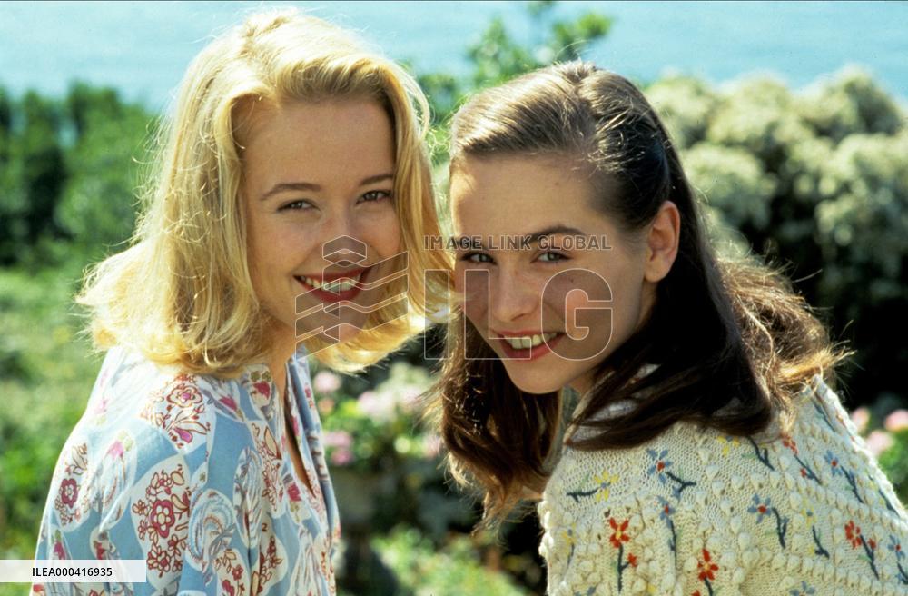 The Camomile Lawn (1992)