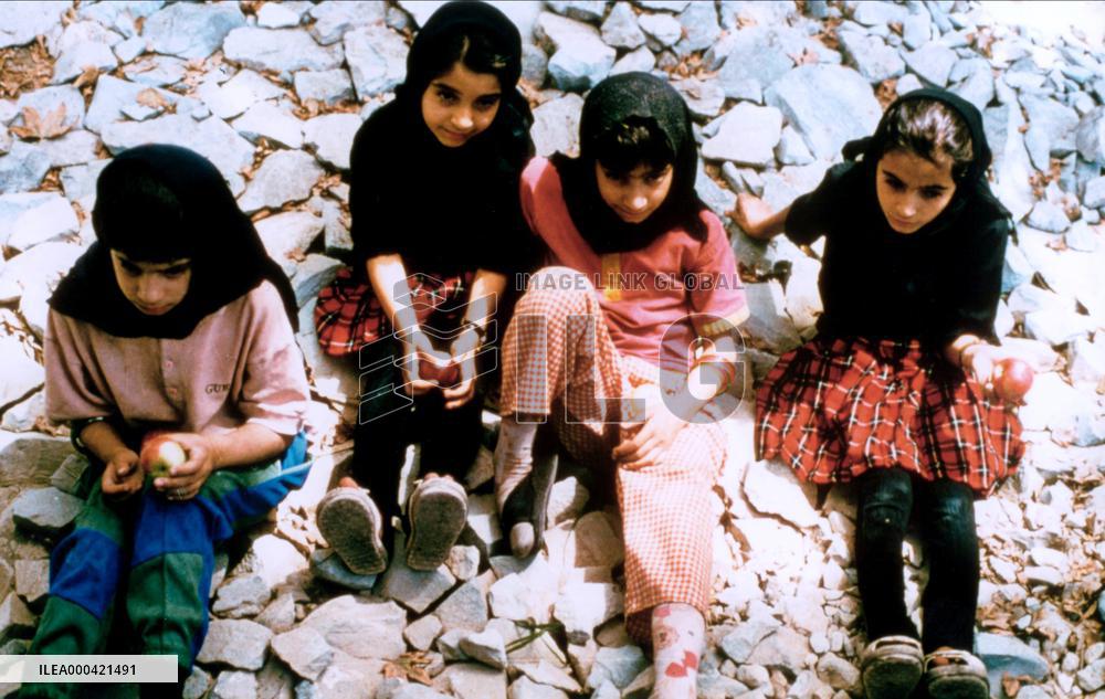 The Apple; La Pomme; Sib (1998)