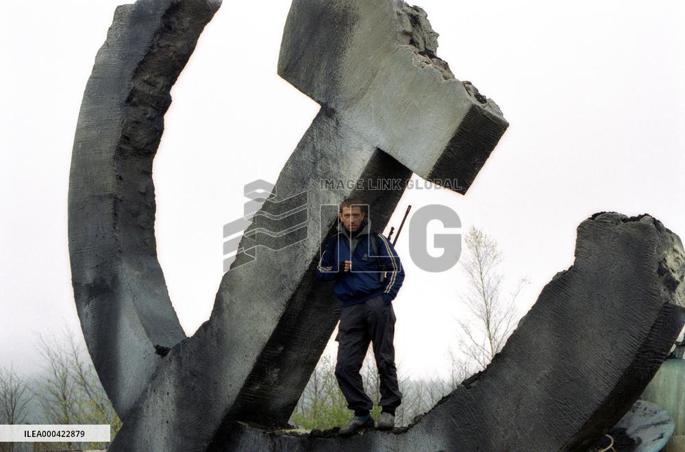 Behind Enemy Lines (2001)