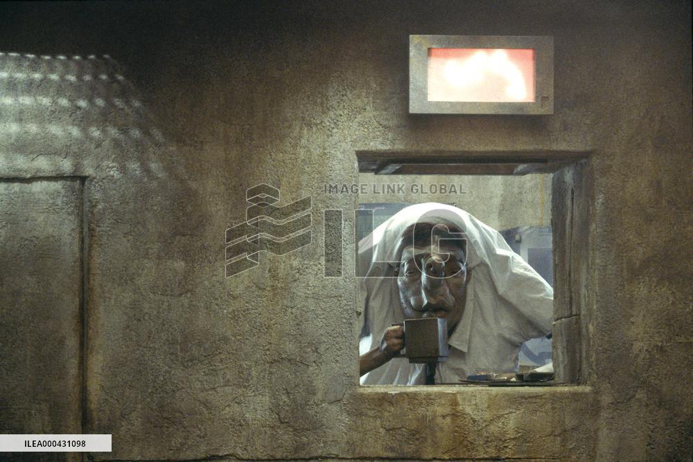 Hitchhiker's Guide To Galaxy (2005)