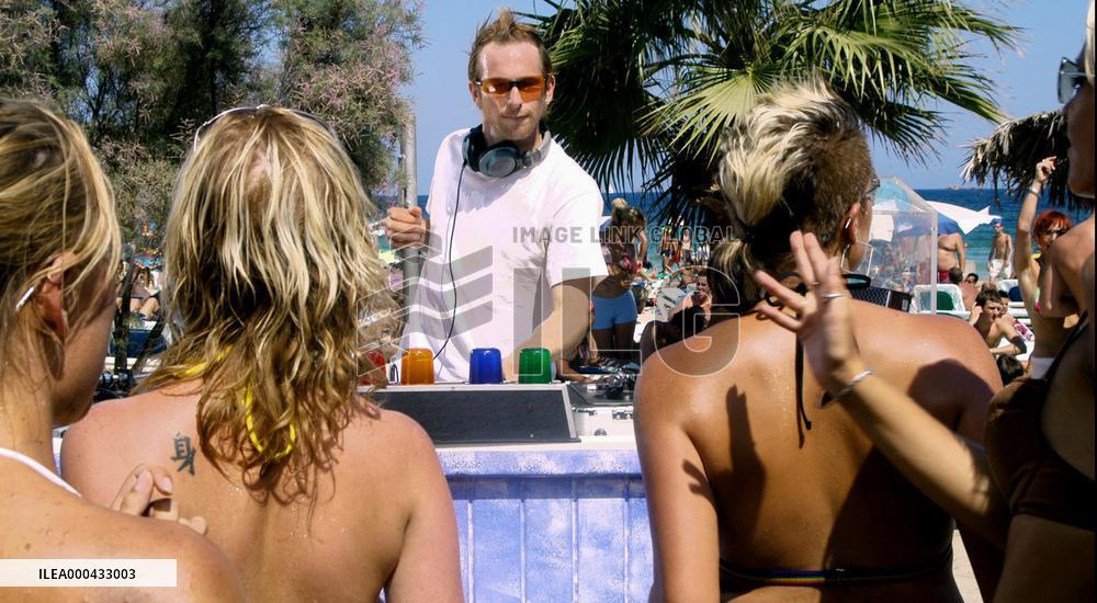 It's All Gone Pete Tong (2004)