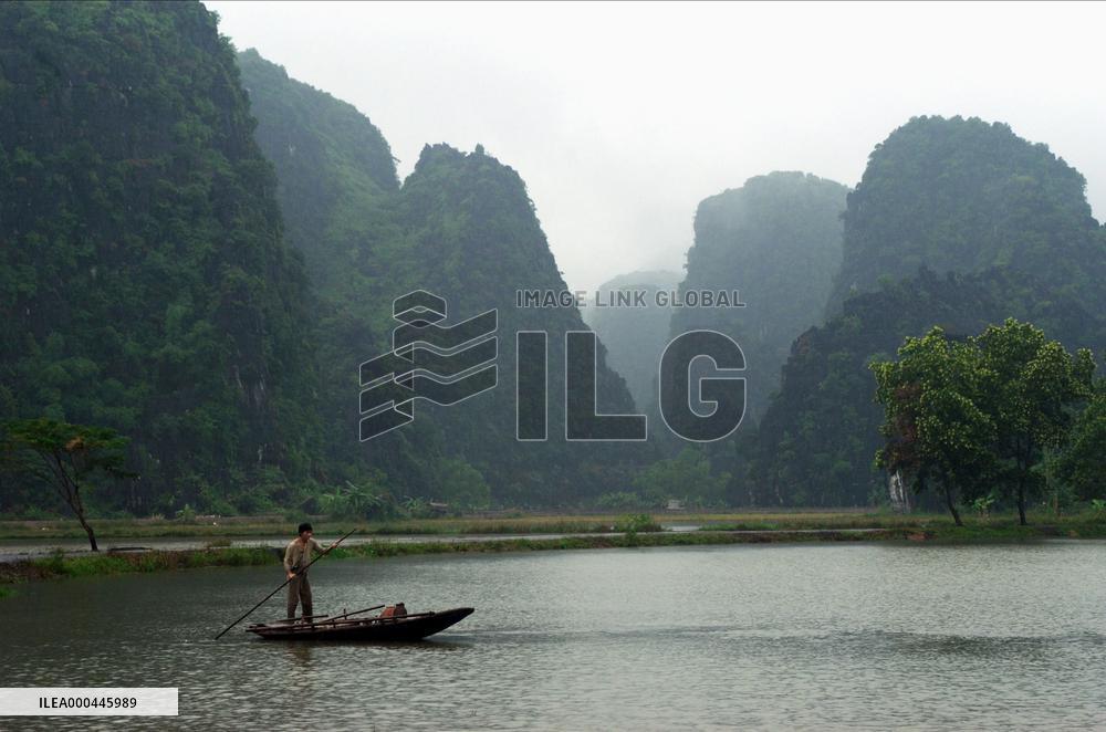 The Beautiful Country (2004)