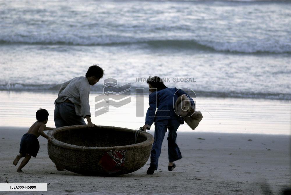 The Beautiful Country (2004)