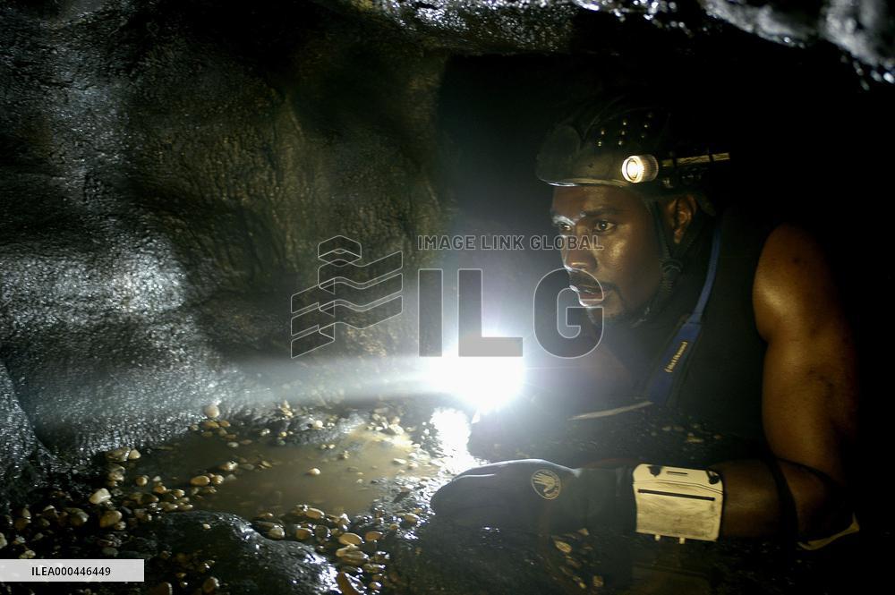 The Cave (2005)