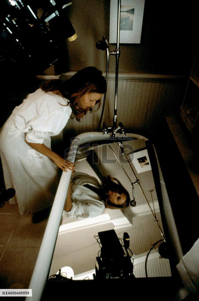 What Lies Beneath (2000)